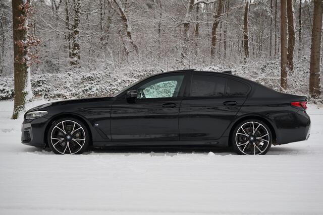 BMW 5-SERIE 530i High Executive M-Sport | Facelift | 20" | Leer | Schuif/kantel dak | HUD | Hifi | Elektr. stoel memory | 4-zone clima | Alarm kl. 3 | Grootlichtassistent | Etc.