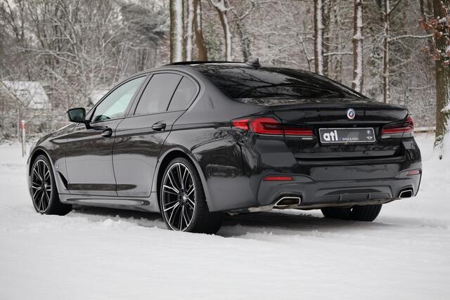 BMW 5-SERIE 530i High Executive M-Sport | Facelift | 20" | Leer | Schuif/kantel dak | HUD | Hifi | Elektr. stoel memory | 4-zone clima | Alarm kl. 3 | Grootlichtassistent | Etc.