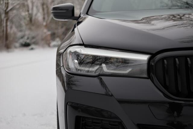 BMW 5-SERIE 530i High Executive M-Sport | Facelift | 20" | Leer | Schuif/kantel dak | HUD | Hifi | Elektr. stoel memory | 4-zone clima | Alarm kl. 3 | Grootlichtassistent | Etc.