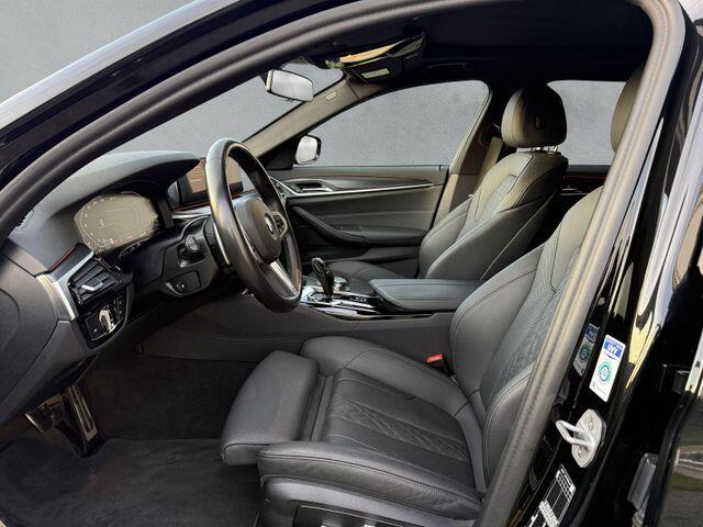 BMW 5-SERIE Touring 530e M-SPORT ** LASER, NAVI+, LEDER, PANORAMA, TREKH, 19-inch LMV, HuD ** 1e EIG - UNFALLFREI - BMW GAR ** ** INFORMEER OOK NAAR ONZE AANTREKKELIJKE FINANCIAL-LEASE TARIEVEN **