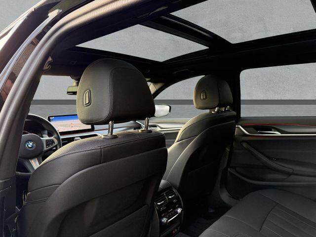 BMW 5-SERIE Touring 530e M-SPORT ** LASER, NAVI+, LEDER, PANORAMA, TREKH, 19-inch LMV, HuD ** 1e EIG - UNFALLFREI - BMW GAR ** ** INFORMEER OOK NAAR ONZE AANTREKKELIJKE FINANCIAL-LEASE TARIEVEN **