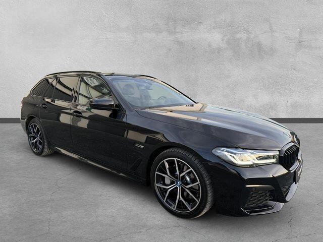 BMW 5-SERIE Touring 530e M-SPORT ** LASER, NAVI+, LEDER, PANORAMA, TREKH, 19-inch LMV, HuD ** 1e EIG - UNFALLFREI - BMW GAR ** ** INFORMEER OOK NAAR ONZE AANTREKKELIJKE FINANCIAL-LEASE TARIEVEN **