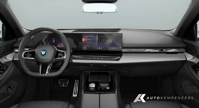 BMW 5-SERIE 530e xDrive M Sport | Harman/Kardon | Trekhaak | Camera | Driving Ass. Plus | Leder | 20 Inch |