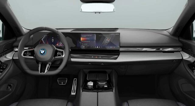 BMW 5-SERIE 530e xDrive M Sport | Harman/Kardon | Trekhaak | Camera | Driving Ass. Plus | Leder | 20 Inch |