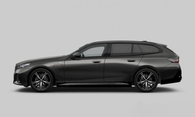 BMW 5-SERIE 530e xDrive M Sport | Harman/Kardon | Trekhaak | Camera | Driving Ass. Plus | Leder | 20 Inch |