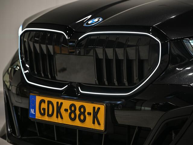 BMW 5-SERIE 550e xDrive M Sport pro · Adaptive Suspension · Iconic Glow · M Sport Brake · Shadowline Lights · Panorama dak · Comfort Seats · 4 Zone Climate · Ambiance Light · Adaptive Led · B&W Sound · Driving Assistant Professional