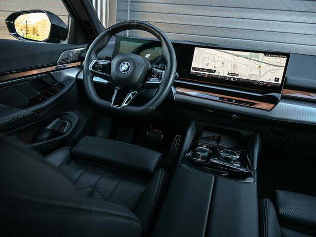 BMW 5-SERIE Touring 530e XDRIVE | SHADOW LINE | M-SPORT | COMFORT ACCESS | ACTIVE CRUISE | BOWERS & WILKINS | 360 CAMERA | STUUR- EN STOELVERWARMING | LEDER | AMBIANCE | ASSISTANCE PLUS PAKKET | EL. TREKHAAK | ADAPTIVE LED | M-SPORT SUSPENSION