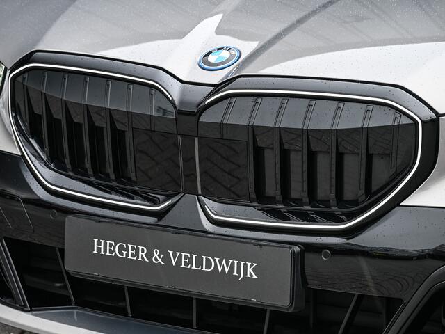BMW 5-SERIE Touring 530e xDrive · M Sportpaket Pro ·Harman Kardon · M Sport Suspension · Adaptive Led · Driving Assistant Plus · Ambient Light · Bmw Iconic Glow · M Sport Brake, Red · Shadowline Lights · Panorama Glass Roof
