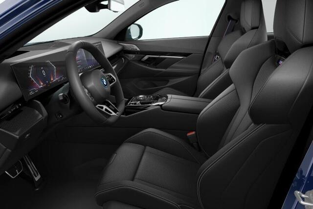 BMW 5-SERIE Touring 550e xDrive M-Sport Pro / Bowers en Wilkins Audio / Carbon interieurlijst / 21 inch LM Velgen / M-Stoelen / Driving Assistant Plus / Panoramadak / Parking Assistant Plus