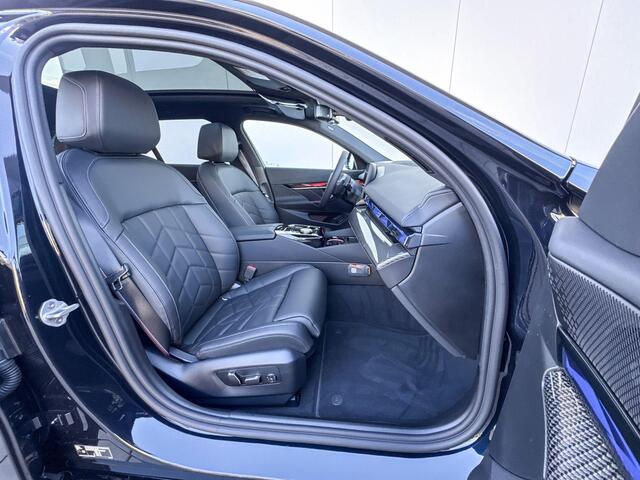 BMW 5-SERIE Touring 530e xDrive M-Sport Pro / Glazendak / 21inch / Driving assistant prof / Trekhaak / Carbon interieurlijst