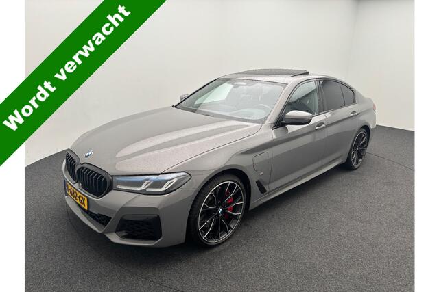 BMW 5-SERIE 545e xDrive 395 pk Business Edition Plus M-Sportpakket /BTW-Auto/ 1e Eigenaar/ Dealer.Ond/ Schuifdak/ Nappa-Leder/ Adap.Cruise/ Head-Up/ Laser/ Keyless/ Harman&Kardon/