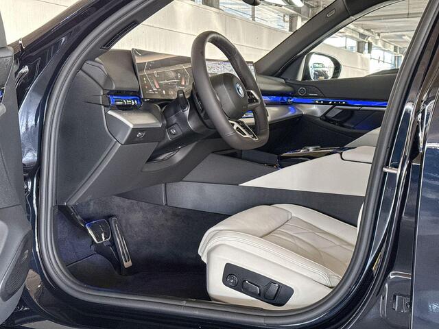 BMW 5-SERIE Touring 530e | M Sportpakket | Innovation Pack | Travel Pack | Comfort Pack | Trekhaak