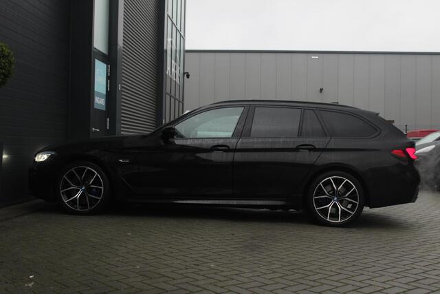 BMW 5-SERIE Touring 530e xDrive M-sport | Panorama-dak | Comfort Stoelen | Harman & Kardon | Cruise Control Adaptief | Sfeerverlichting | Electrische Achterklep