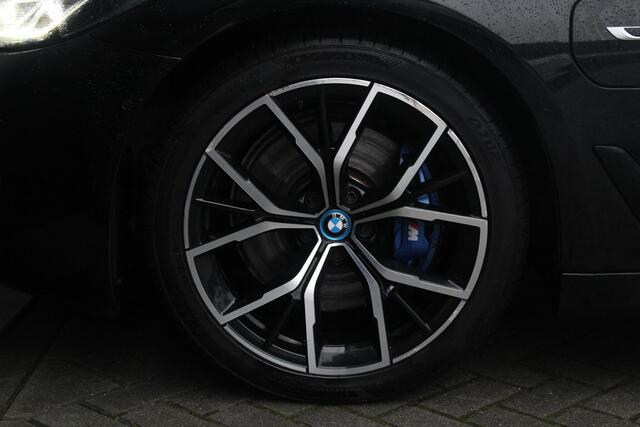 BMW 5-SERIE Touring 530e xDrive M-sport | Panorama-dak | Comfort Stoelen | Harman & Kardon | Cruise Control Adaptief | Sfeerverlichting | Electrische Achterklep
