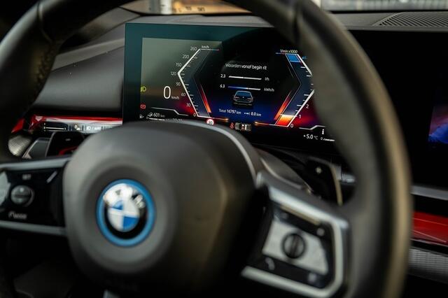 BMW 5-SERIE 530e xDrive M Sport Pro | Driving Ass. Prof. | Harman/Kardon | Camera | Elek. trekhaak | Adap. led | 19' Inch |