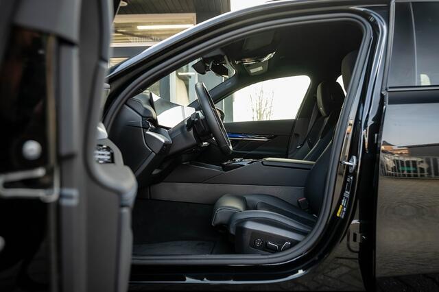 BMW 5-SERIE 530e xDrive M Sport Pro | Driving Ass. Prof. | Harman/Kardon | Camera | Elek. trekhaak | Adap. led | 19' Inch |