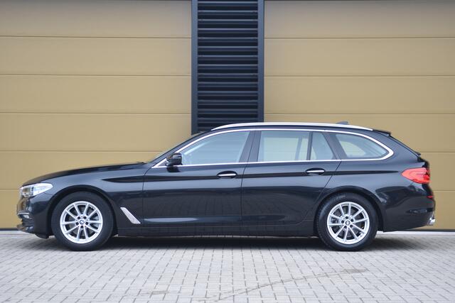 BMW 5-SERIE Touring 520i High Executive * Comfortstoelen * Panoramadak * Soft-close * Keyless * Trekhaak *