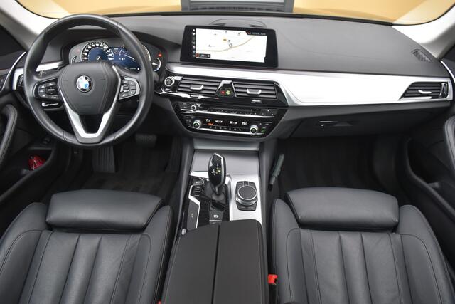 BMW 5-SERIE Touring 520i High Executive * Comfortstoelen * Panoramadak * Soft-close * Keyless * Trekhaak *