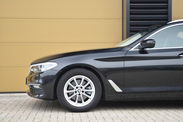 BMW 5-SERIE Touring 520i High Executive * Comfortstoelen * Panoramadak * Soft-close * Keyless * Trekhaak *