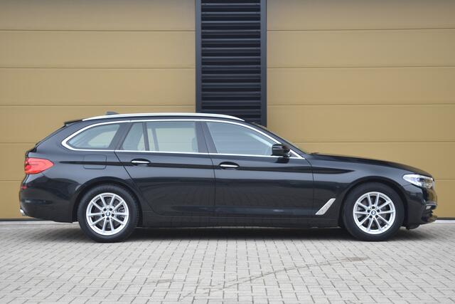 BMW 5-SERIE Touring 520i High Executive * Comfortstoelen * Panoramadak * Soft-close * Keyless * Trekhaak *
