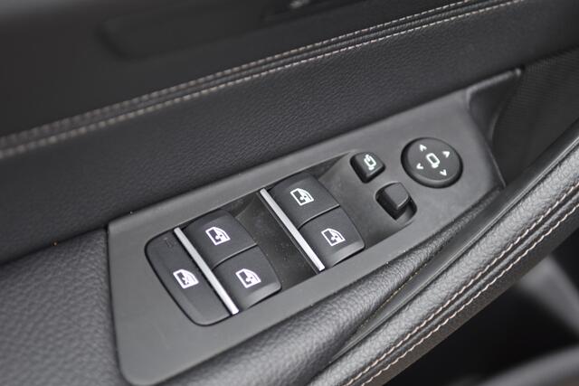 BMW 5-SERIE Touring 520i High Executive * Comfortstoelen * Panoramadak * Soft-close * Keyless * Trekhaak *