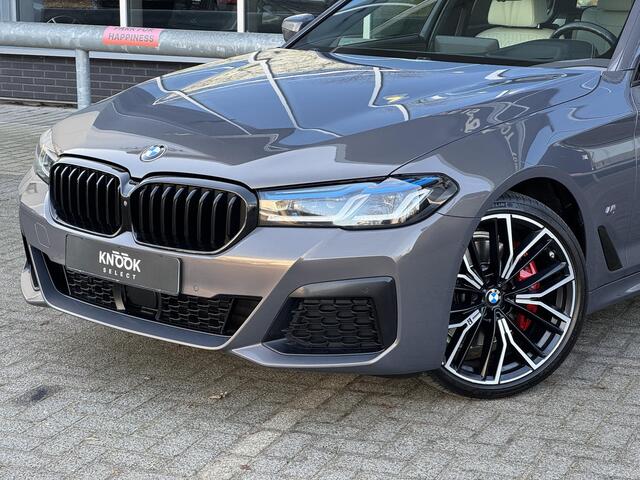 BMW 5-SERIE Touring 530i xDrive High Executive M Sport Pakket Automaat / Live Cockpit Professional / Panoramadak / Trekhaak / Integrale Actieve Besturing / Stoelventilatie / Driving Assistant Professional / Laserlight / Bowers & Wilkins / M Sportremsysteem / Soft Clo