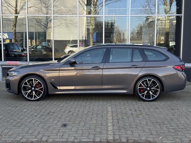 BMW 5-SERIE Touring 530i xDrive High Executive M Sport Pakket Automaat / Live Cockpit Professional / Panoramadak / Trekhaak / Integrale Actieve Besturing / Stoelventilatie / Driving Assistant Professional / Laserlight / Bowers & Wilkins / M Sportremsysteem / Soft Clo