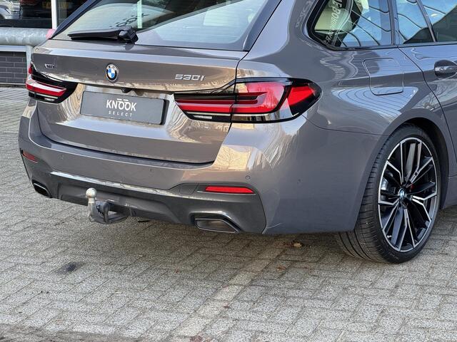 BMW 5-SERIE Touring 530i xDrive High Executive M Sport Pakket Automaat / Live Cockpit Professional / Panoramadak / Trekhaak / Integrale Actieve Besturing / Stoelventilatie / Driving Assistant Professional / Laserlight / Bowers & Wilkins / M Sportremsysteem / Soft Clo