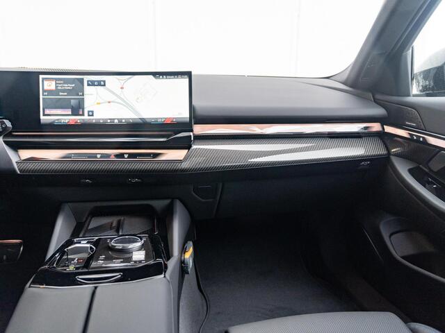 BMW 5-SERIE Touring 530e xDrive | M Sportpakket Pro | Innovation Pack | Stoelventilatie | Stuurwielrand verwarmd | Comfort Access | Panoramadak | Harman-Kardon | Trekhaak