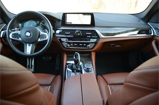 BMW 5-SERIE Touring 540i xDrive M pak | Pano | Stoelventilatie | Head Up | Comfortzet. | Trekhaak | 20 Inch. |