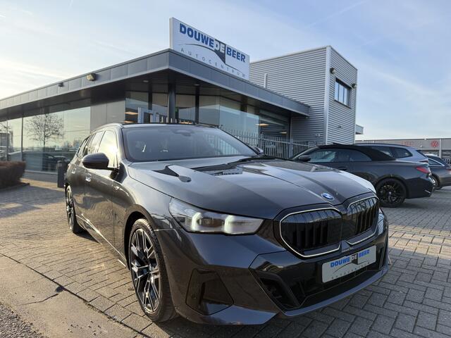 BMW 5-SERIE Touring 520i M Sport Pro Pano-Dak | Adapt. Cruise | Iconic Glow | Harman Kardon
