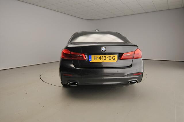 BMW 5-SERIE Sedan 540i | M-Sportpakket | LED | Leder | Navigatie | Active cruise | Trekhaak | Schuifdak | Comfortzetels | DAB | Alu 19 inch