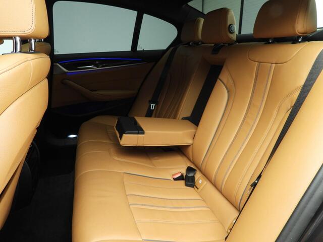 BMW 5-SERIE Sedan 540i | M-Sportpakket | LED | Leder | Navigatie | Active cruise | Trekhaak | Schuifdak | Comfortzetels | DAB | Alu 19 inch