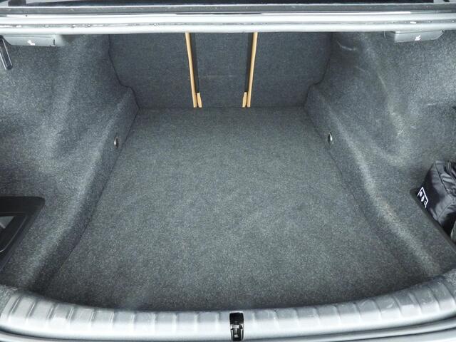 BMW 5-SERIE Sedan 540i | M-Sportpakket | LED | Leder | Navigatie | Active cruise | Trekhaak | Schuifdak | Comfortzetels | DAB | Alu 19 inch