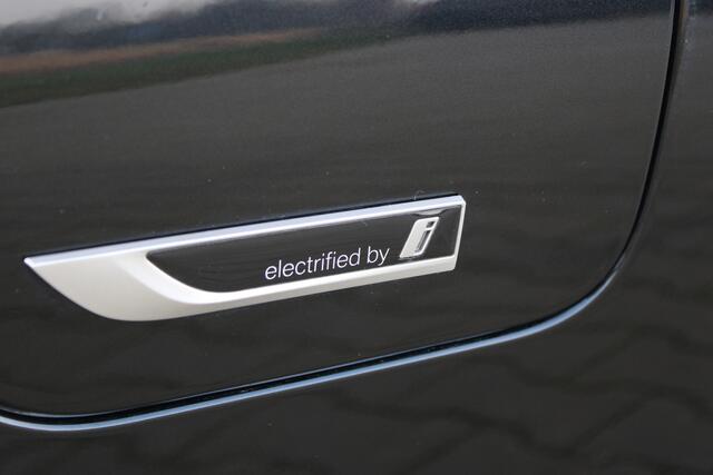 BMW 5-SERIE 545e xDrive M-sport black edition | Incl. 12 maanden garantie Assisted driving | Head-up display | 6 cilinder! | Apple carplay/Android auto | Stoelverwarming | Parkeercamera | Harman/Kardon |