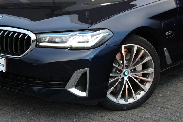 BMW 5-SERIE Touring 530e xDrive High Executive Luxury Line Automaat / Trekhaak / Laserlight / Active Cruise Control / Comfortstoelen / Stoelverwarming / Live Cockpit Professional