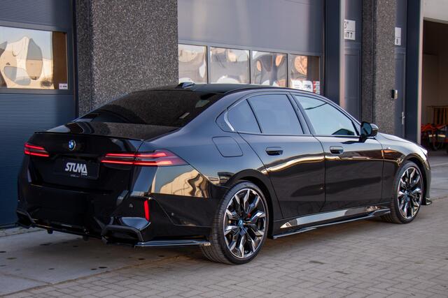 BMW 5-SERIE 520i M-Sport Pro | BTW | 1 Eigenaar | Dealer Onderhouden | Full Option | 21 Inch | Pano | Sfeer | Carplay | Harman Kardon | Carbon | HUD | Donker Matrix LED | LED Grille | Full Maxton | Stoelventilatie | ACC | 360 View | Keyless | Fabrieksgarantie | Direc