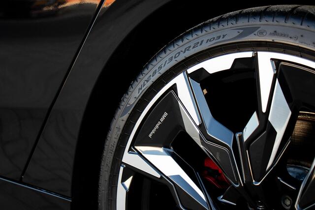 BMW 5-SERIE 520i M-Sport Pro | BTW | 1 Eigenaar | Dealer Onderhouden | Full Option | 21 Inch | Pano | Sfeer | Carplay | Harman Kardon | Carbon | HUD | Donker Matrix LED | LED Grille | Full Maxton | Stoelventilatie | ACC | 360 View | Keyless | Fabrieksgarantie | Direc