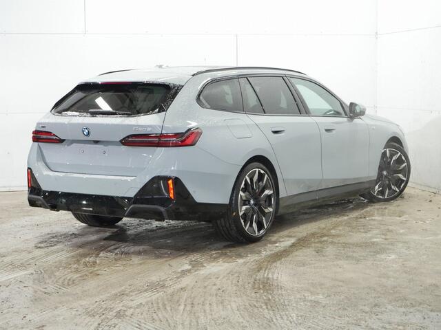 BMW 5-SERIE Touring 550e xDrive M-Sport Pro | 21" | Adaptief Onderstel Professional | Bowers & Wilkins | Autobahnassistent | Panorama | Trekhaak
