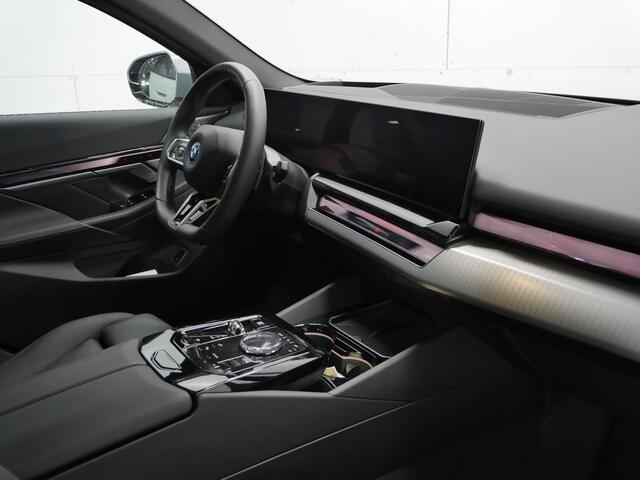 BMW 5-SERIE Touring 550e xDrive M-Sport Pro | 21" | Adaptief Onderstel Professional | Bowers & Wilkins | Autobahnassistent | Panorama | Trekhaak