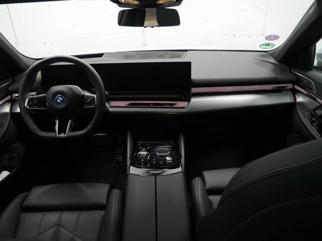 BMW 5-SERIE Touring 550e xDrive M-Sport Pro | 21" | Adaptief Onderstel Professional | Bowers & Wilkins | Autobahnassistent | Panorama | Trekhaak