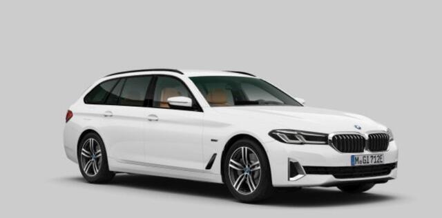 BMW 5-SERIE Touring 530e Luxury Line - Trekhaak - Comforstoelen - Getinte Ruiten - High Beam Assistant - Hifi - Elektrisch verwarmde voorstoelen -