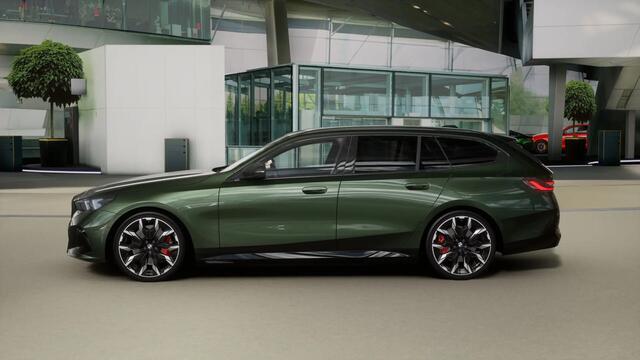 BMW 5-SERIE Touring 530e M Sport Automaat / Panoramadak / Trekhaak / Bowers & Wilkins / M Multifunctionele Stoelen / Adaptieve LED / Parking Assistant Plus / Comfort Access