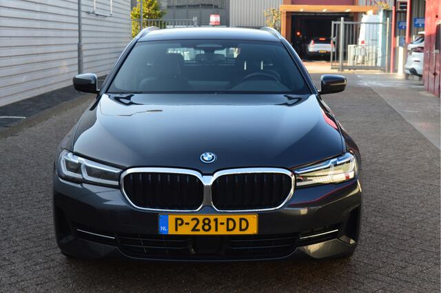 BMW 5-SERIE Touring 530e Business Edition Plus O.a: PDC, Camera, Stoelverw, ACC, Carplay, Etc. All-in prijs!