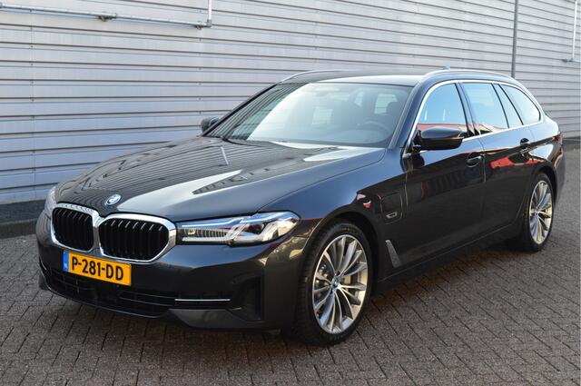 BMW 5-SERIE Touring 530e Business Edition Plus O.a: PDC, Camera, Stoelverw, ACC, Carplay, Etc. All-in prijs!