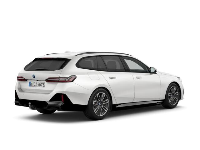 BMW 5-SERIE Touring 530e M Sport Edition | M Sportpakket | Innovation Pack | Travel Pack | Panoramadak