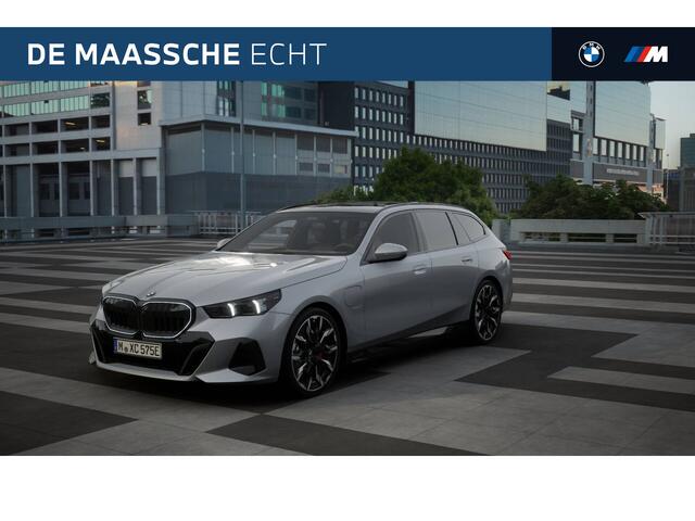 BMW 5-SERIE Touring 530e M Sport Automaat / Panoramadak / Trekhaak / Adaptieve LED / Parking Assistant Plus / Live Cockpit Professional / Stoelventilatie / Comfort Access