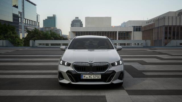 BMW 5-SERIE Touring 530e M Sport Automaat / Panoramadak / Trekhaak / Adaptieve LED / Parking Assistant Plus / Live Cockpit Professional / Stoelventilatie / Comfort Access