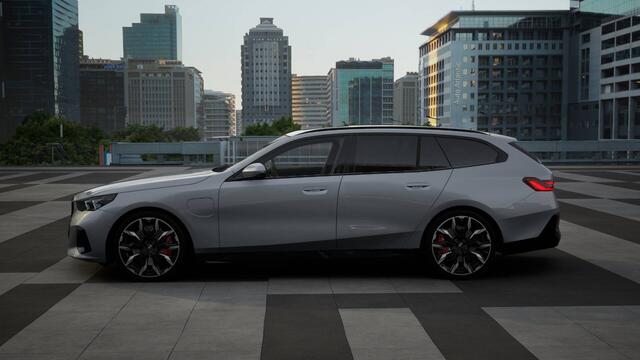 BMW 5-SERIE Touring 530e M Sport Automaat / Panoramadak / Trekhaak / Adaptieve LED / Parking Assistant Plus / Live Cockpit Professional / Stoelventilatie / Comfort Access