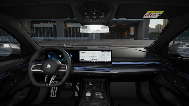 BMW 5-SERIE Touring 530e M Sport Automaat / Panoramadak / Trekhaak / Adaptieve LED / Parking Assistant Plus / Live Cockpit Professional / Stoelventilatie / Comfort Access